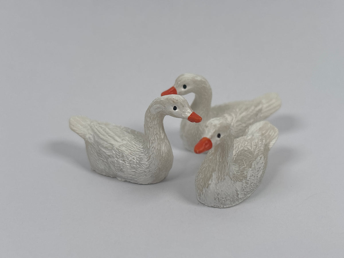 Miniature Sitting Swan – White Swan